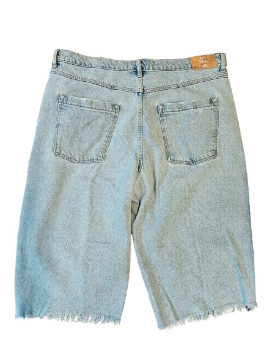 We The Free Size 33 Light Wash Denim Bermuda Shorts Jorts Raw Hem Button Fly - Picture 2 of 5